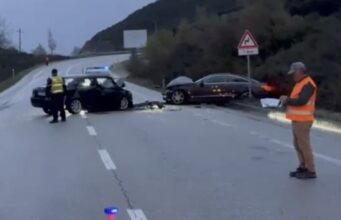 Dy automjete përplasen në Levan-Tepelenë, lëndohen 2 persona