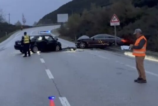 Dy automjete përplasen në Levan-Tepelenë, lëndohen 2 persona