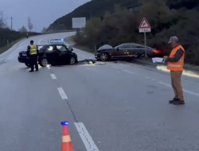Dy automjete përplasen në Levan-Tepelenë, lëndohen 2 persona