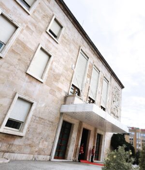 Nesër Krishtlindje, vendim nga qeveria: Edhe e premtja ditë pushimi për administratën publike