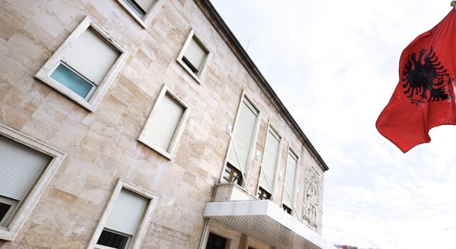 Qeveria miraton shpërblimet për festat e fundvitit, kategoritë që përfitojnë. Ja sa do të shpërblehen pensionistë