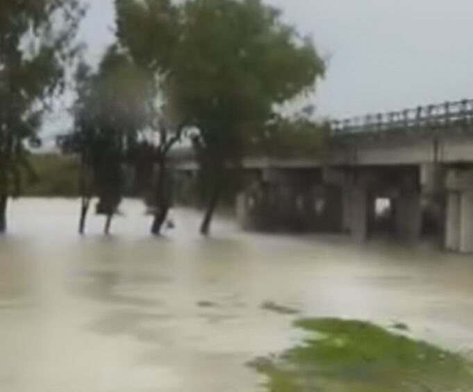 Rriten prurjet e Vjosës, përmbytet pazari pranë urës së Mifolit