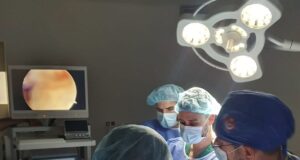 Fier – Kryhet ndërhyrja e parë PCL Reconstruction ne spitalin memorial