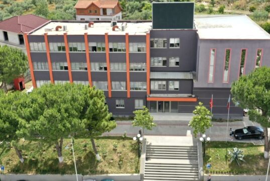 Letër e hapur nga anetari i Keshillit Bashkise PATOS: “Zharrëza nuk kërkon favore, por atë që i takon”