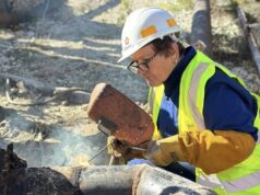 Vera Jaupaj, 38 vite në Albpetrol: Saldatorja e vetme femër që sfidoi një profesion të vështirë