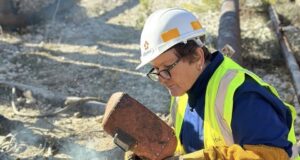 Vera Jaupaj, 38 vite në Albpetrol: Saldatorja e vetme femër që sfidoi një profesion të vështirë