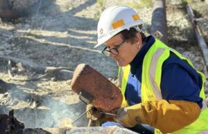 Vera Jaupaj, 38 vite në Albpetrol: Saldatorja e vetme femër që sfidoi një profesion të vështirë