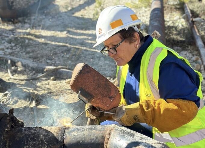 Vera Jaupaj, 38 vite në Albpetrol: Saldatorja e vetme femër që sfidoi një profesion të vështirë
