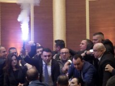 Tensione në Kuvend, opozita ndez flakadanë