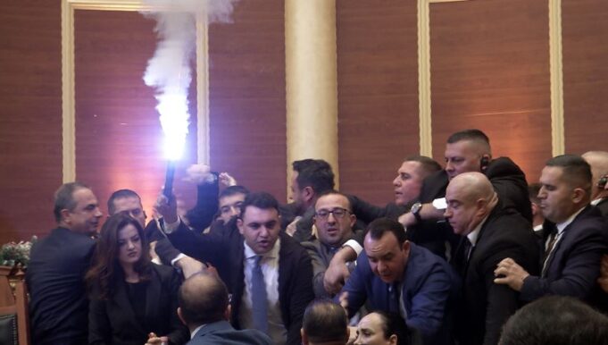 Tensionet në Kuvend, PS kërkon përjashtimin e 29 deputetëve të PD