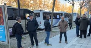 Vlorë-Shoferët e linjave në protestë,kërkojnë terminal dhe ndalimin e taksive pirate