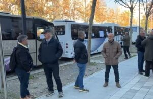 Vlorë-Shoferët e linjave në protestë,kërkojnë terminal dhe ndalimin e taksive pirate