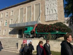 Protesta e opozitës, masa sigurie te Kryeministria: hiqet pema e Vitit të Ri