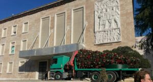 Protesta e opozitës, masa sigurie te Kryeministria: hiqet pema e Vitit të Ri