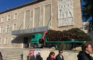 Protesta e opozitës, masa sigurie te Kryeministria: hiqet pema e Vitit të Ri