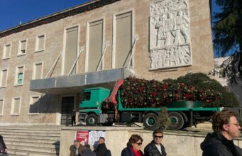 Protesta e opozitës, masa sigurie te Kryeministria: hiqet pema e Vitit të Ri