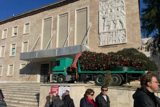 Protesta e opozitës, masa sigurie te Kryeministria: hiqet pema e Vitit të Ri