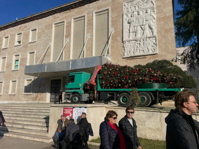 Protesta e opozitës, masa sigurie te Kryeministria: hiqet pema e Vitit të Ri