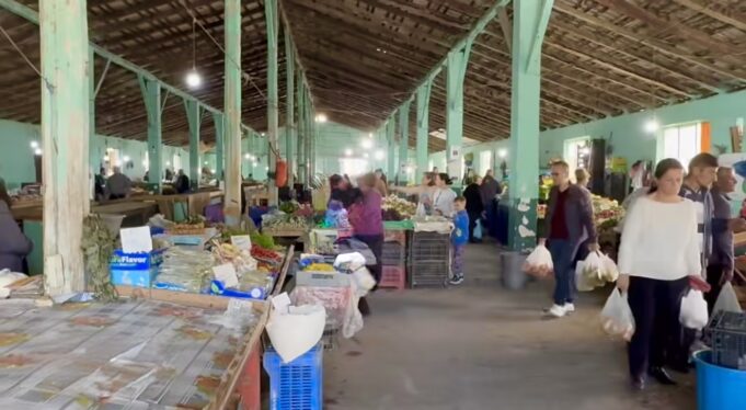 Fundvit pa ulje çmimesh, qytetarët me pak blerje për Vitin e Ri