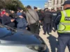 K*os në rrugët e Vlorës, protestuesit bllokojnë kryqëzimin kryesor, radhë makinash