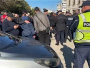K*os në rrugët e Vlorës, protestuesit bllokojnë kryqëzimin kryesor, radhë makinash
