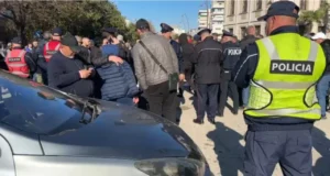 K*os në rrugët e Vlorës, protestuesit bllokojnë kryqëzimin kryesor, radhë makinash