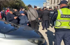 K*os në rrugët e Vlorës, protestuesit bllokojnë kryqëzimin kryesor, radhë makinash