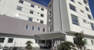 Lindi fëmija i parë i vitit 2026 në Maternitetin e Fierit.