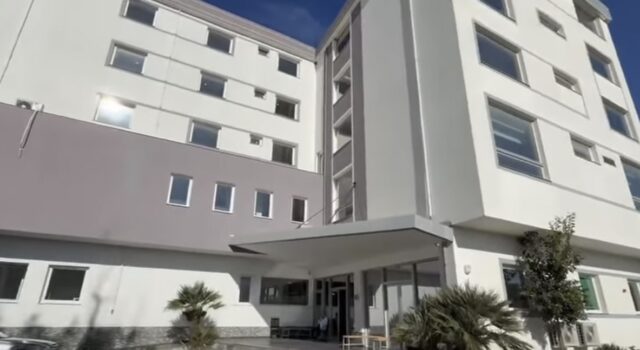 Lindi fëmija i parë i vitit 2026 në Maternitetin e Fierit.