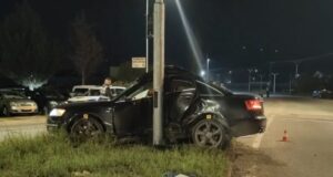 Audi përplaset me shtyllën ,pl*goset drejtuesi i mjetit