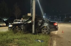 Audi përplaset me shtyllën ,pl*goset drejtuesi i mjetit