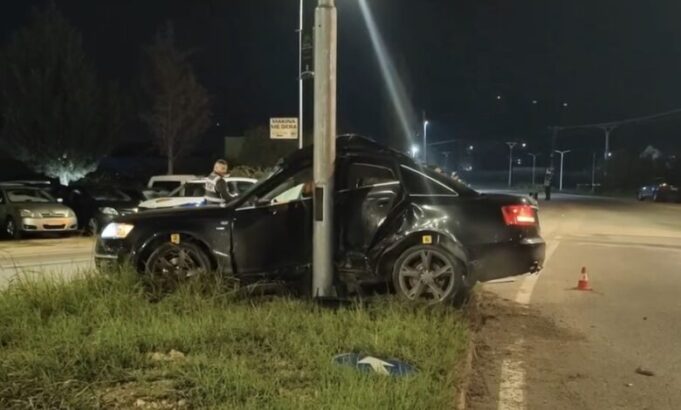 Audi përplaset me shtyllën ,pl*goset drejtuesi i mjetit