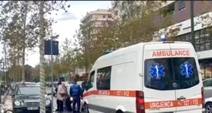 Pengohet në bordurat e bulevardit dhe humb jetën 50-vjeçarja në Vlorë