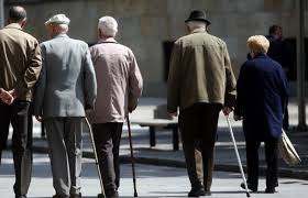 Shqipëria po plaket, fuqia punëtore po tkurret/ Deri në vitin 2050, vetëm 1.4 persona në moshë pune do të mbështesin çdo pensionist