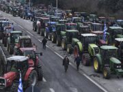 Fermerët ne GREQI ,paralizojnë rrugët dhe doganat ,protestat pritet të përshkallëzohen javën e ardhshme
