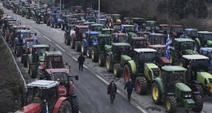 Fermerët ne GREQI ,paralizojnë rrugët dhe doganat ,protestat pritet të përshkallëzohen javën e ardhshme