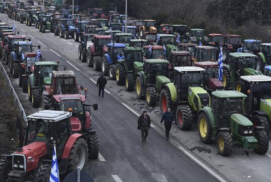 Fermerët ne GREQI ,paralizojnë rrugët dhe doganat ,protestat pritet të përshkallëzohen javën e ardhshme