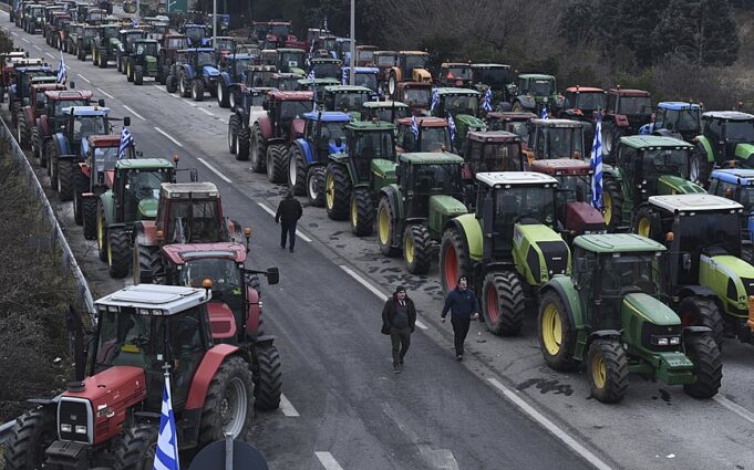 Fermerët ne GREQI ,paralizojnë rrugët dhe doganat ,protestat pritet të përshkallëzohen javën e ardhshme