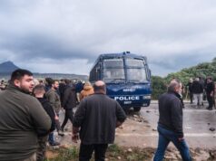 GREQI/ Fermerët nisin bllokimin e qyteteve, ndërsa autostradat thuajse të paralizuara