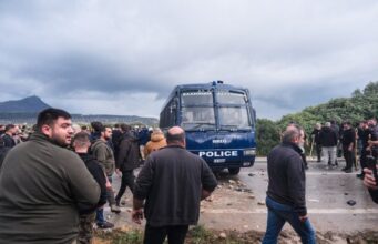 GREQI/ Fermerët nisin bllokimin e qyteteve, ndërsa autostradat thuajse të paralizuara
