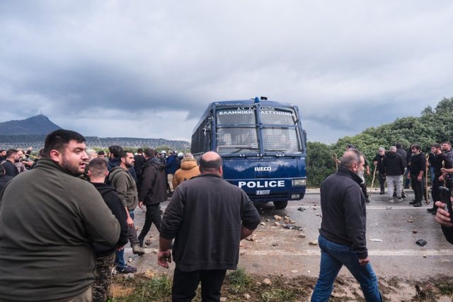 GREQI/ Fermerët nisin bllokimin e qyteteve, ndërsa autostradat thuajse të paralizuara