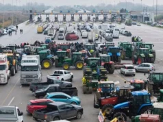 Protestat e fermerëve në Greqi përshkallëzohen, bllokohen porte, ura dhe akse kryesore rrugore – Qeveria përgatit paketë masash