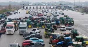 Protestat e fermerëve në Greqi përshkallëzohen, bllokohen porte, ura dhe akse kryesore rrugore – Qeveria përgatit paketë masash