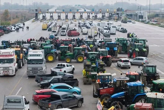 Protestat e fermerëve në Greqi përshkallëzohen, bllokohen porte, ura dhe akse kryesore rrugore – Qeveria përgatit paketë masash