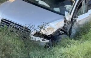 ,Makina përplaset me autobusin ne Fier- Levan ,përfundon në kanal