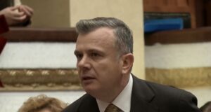 Balla ironizon Nokën për lapsusin: I vetmi Flamur, që s’di se kur është ngritur flamuri!