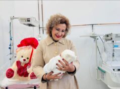 Deputetja e PS Fier, Antoneta Dhima, ka vizituar në maternitet bebin e parë që lindi në vitin 2026