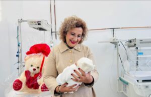 Deputetja e PS Fier, Antoneta Dhima, ka vizituar në maternitet bebin e parë që lindi në vitin 2026