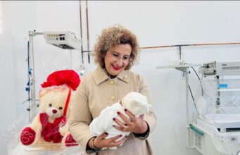 Deputetja e PS Fier, Antoneta Dhima, ka vizituar në maternitet bebin e parë që lindi në vitin 2026