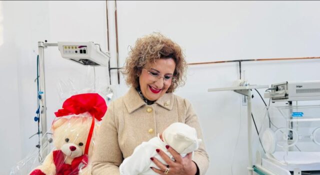 Deputetja e PS Fier, Antoneta Dhima, ka vizituar në maternitet bebin e parë që lindi në vitin 2026